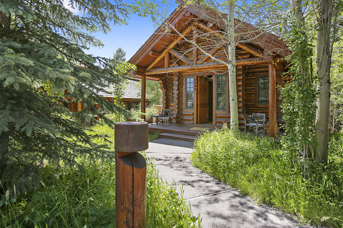 AbodeLuxuryRentalsJacksonHoleMooseheadCabinExterior4 Jackson